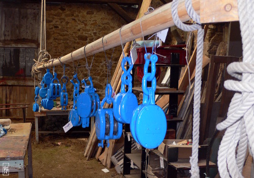 Painted pulleys drying - Poulies peintes qui sèchent