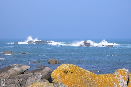 Waves breaking on rocks in Brignogan - Vagues se brisant sur les rochers de Brignogan