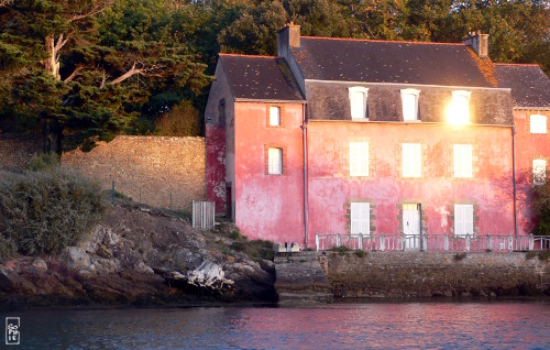 Sunset light on pink house - Lumière du couchant sur une maison rose