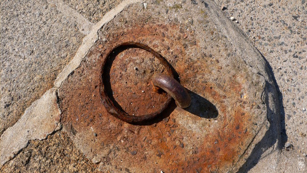 Rusty mooring ring - Cercle de mouillage rouillé