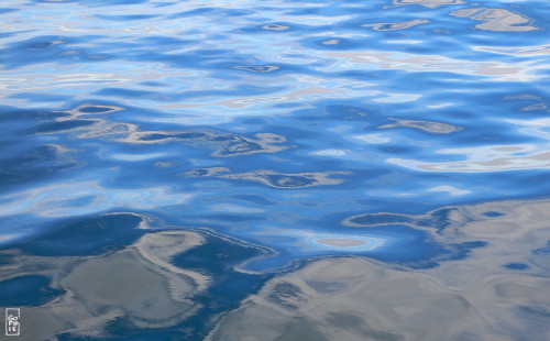 Sky reflected on water - Reflets du ciel dans l’eau